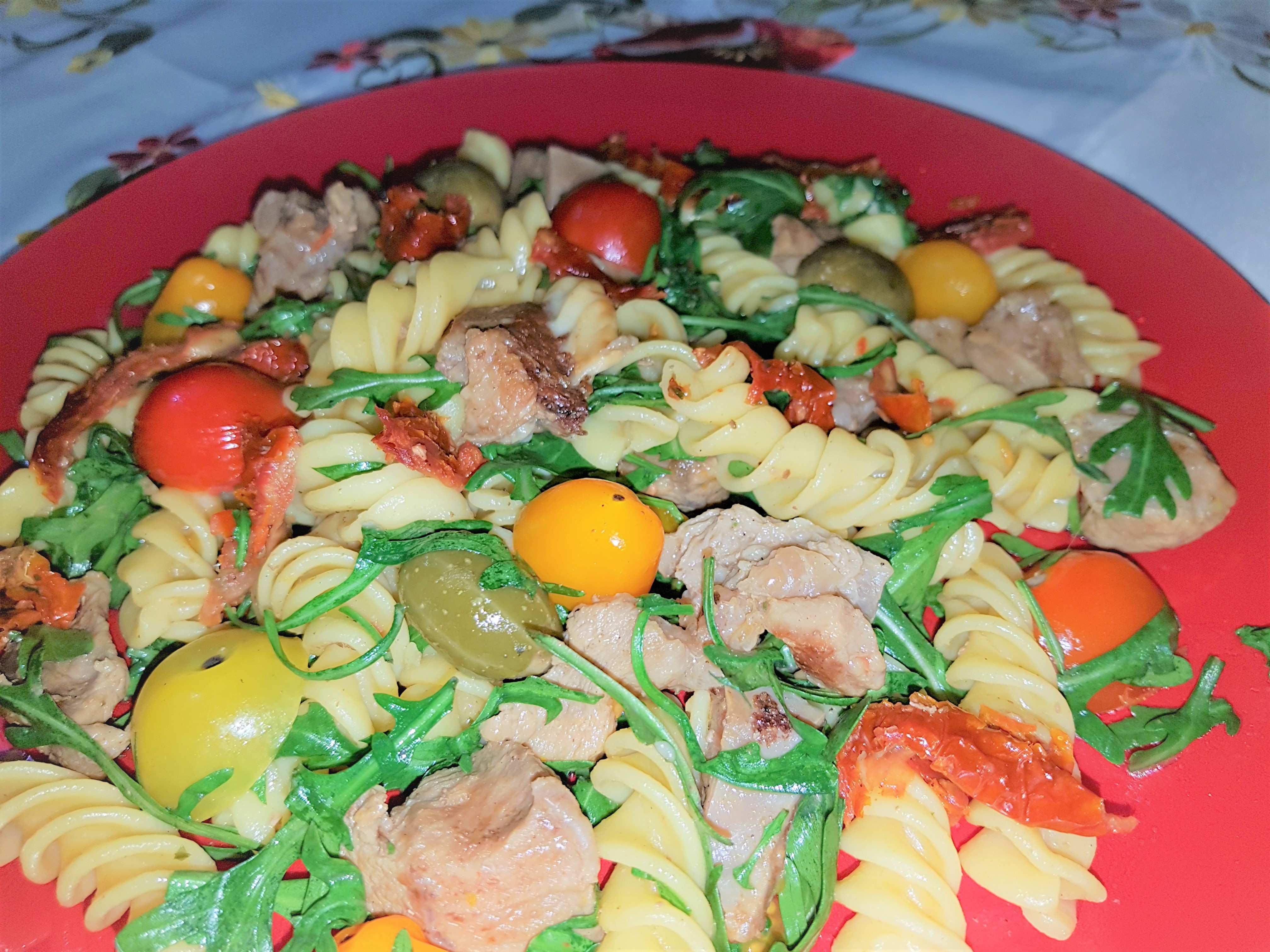 Salata de fusilli cu carne de vitel si rucola