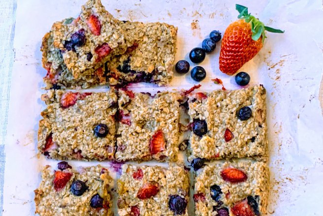 Batoane de ovaz cu capsuni si afine/Strawberry, blueberry oatmeal vegan bars