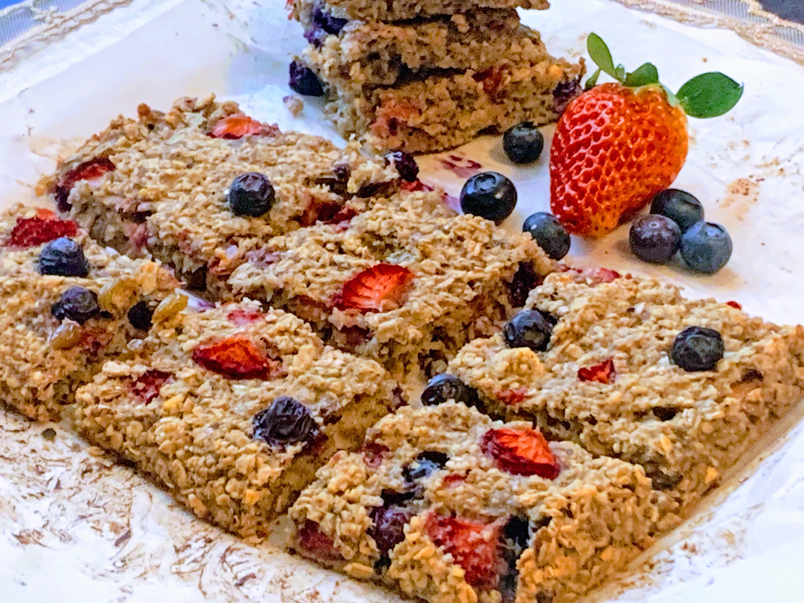 Batoane de ovaz cu capsuni si afine/Strawberry, blueberry oatmeal vegan bars