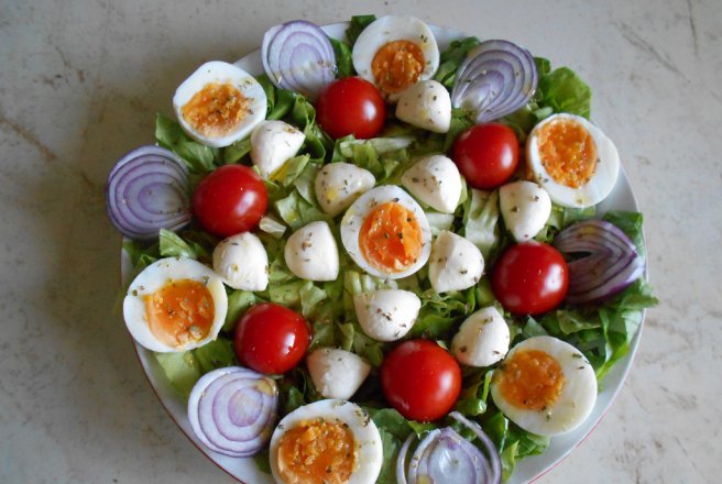 Salata cu mini mozzarella si rosii cherry