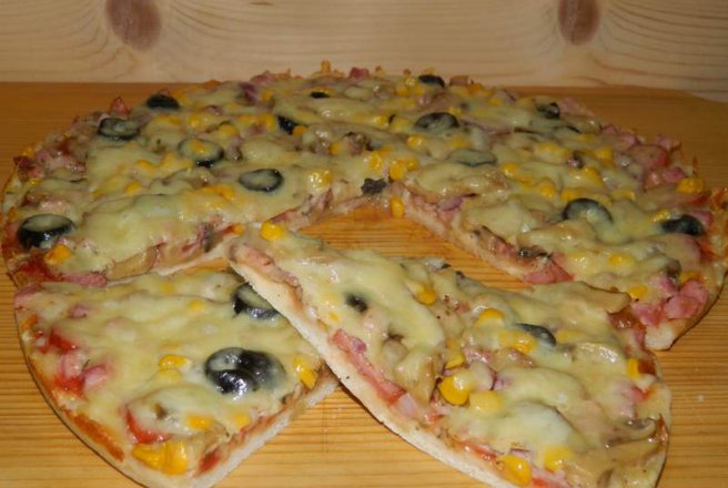 Pizza cu carnati si mozarella