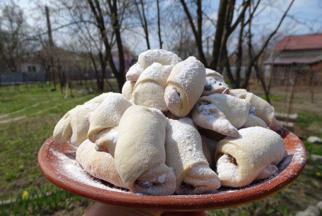 Desert cornulete de post cu gem de prune si nuca