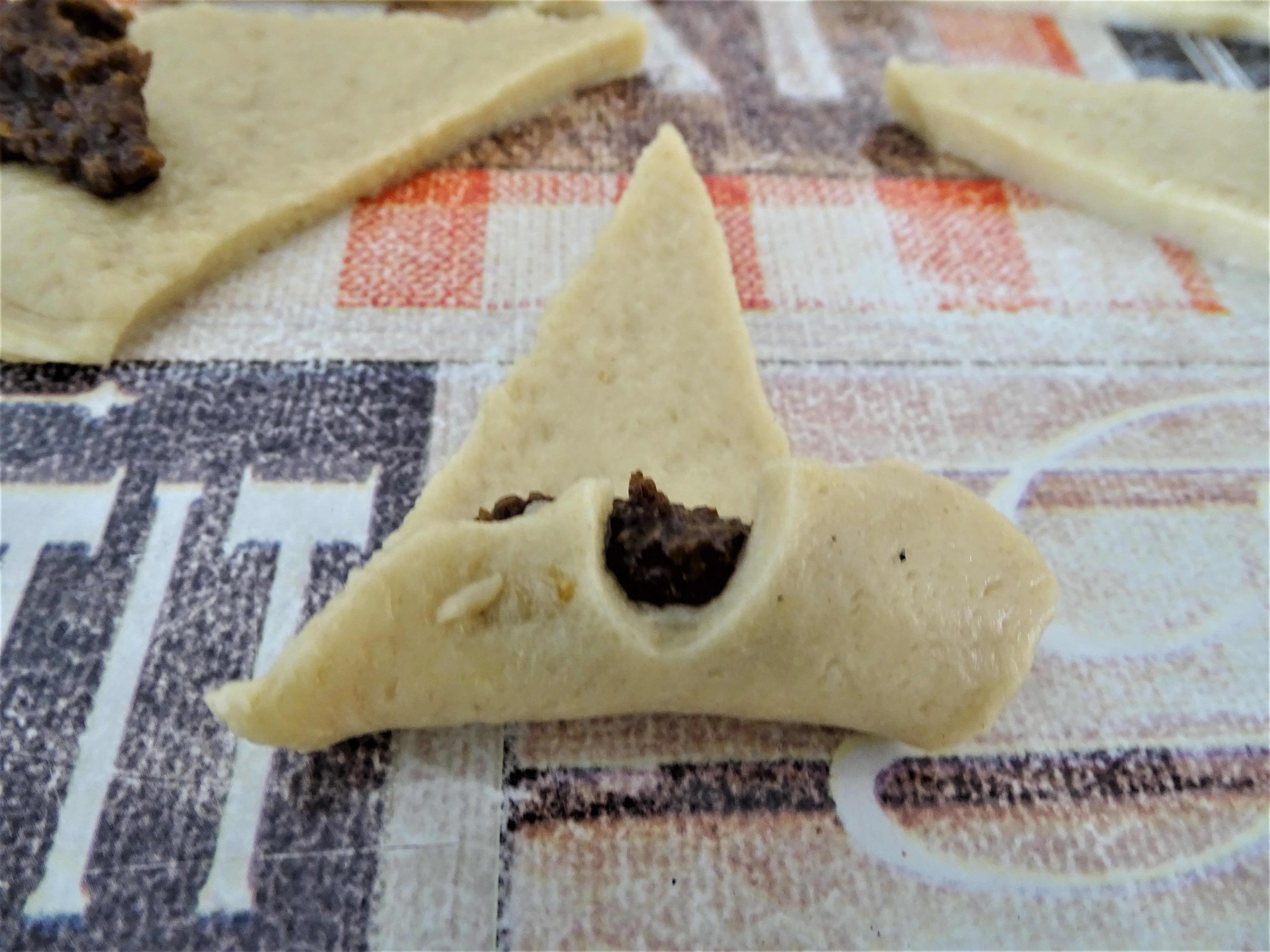 Desert cornulete de post cu gem de prune si nuca