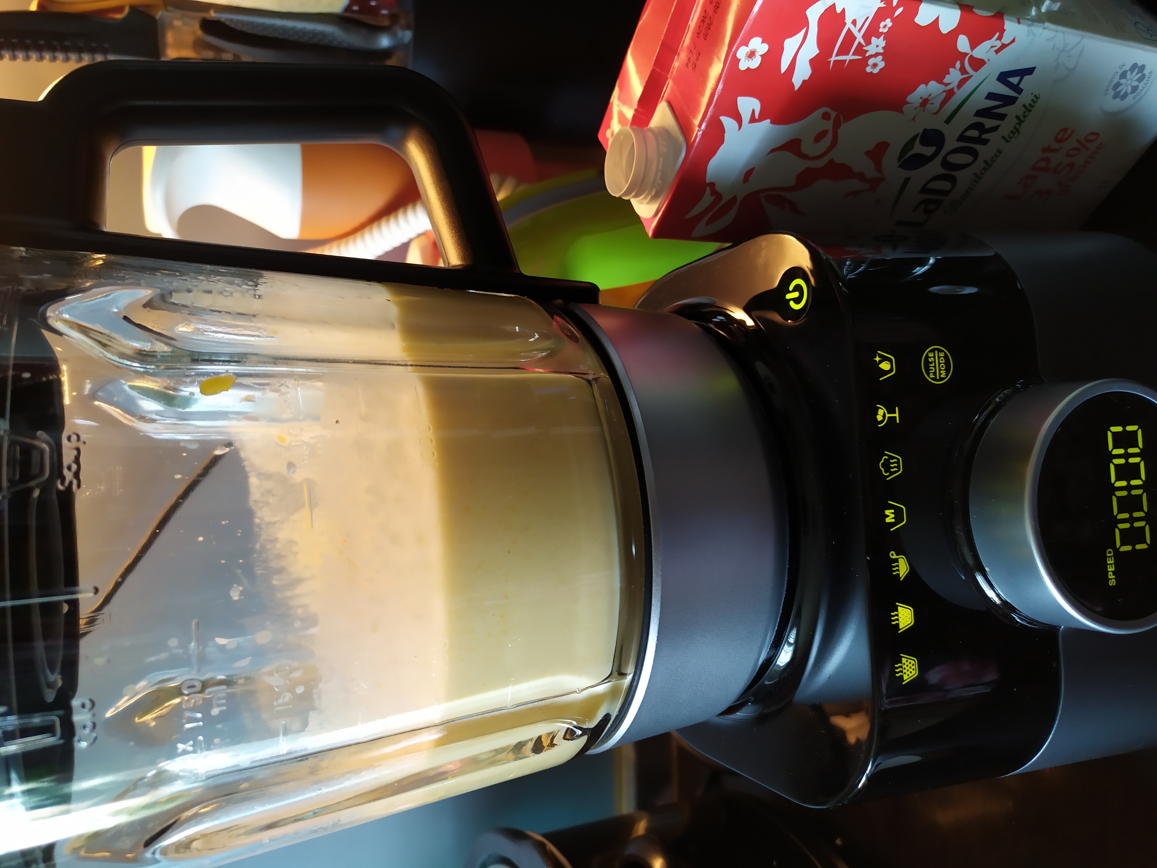 Smoothie de mango si banane