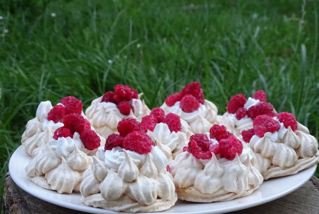 Desert mini Pavlova cu zmeura