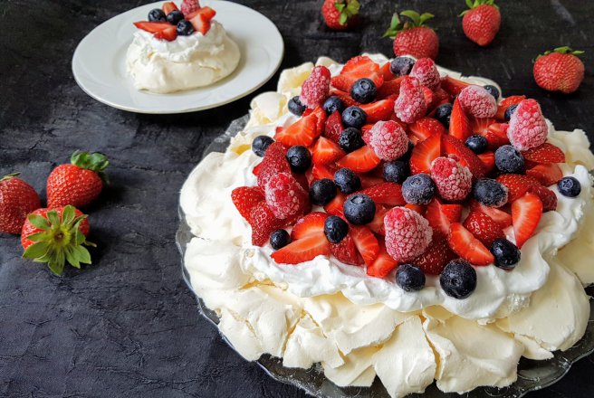 Desert Pavlova cu mascarpone si fructe