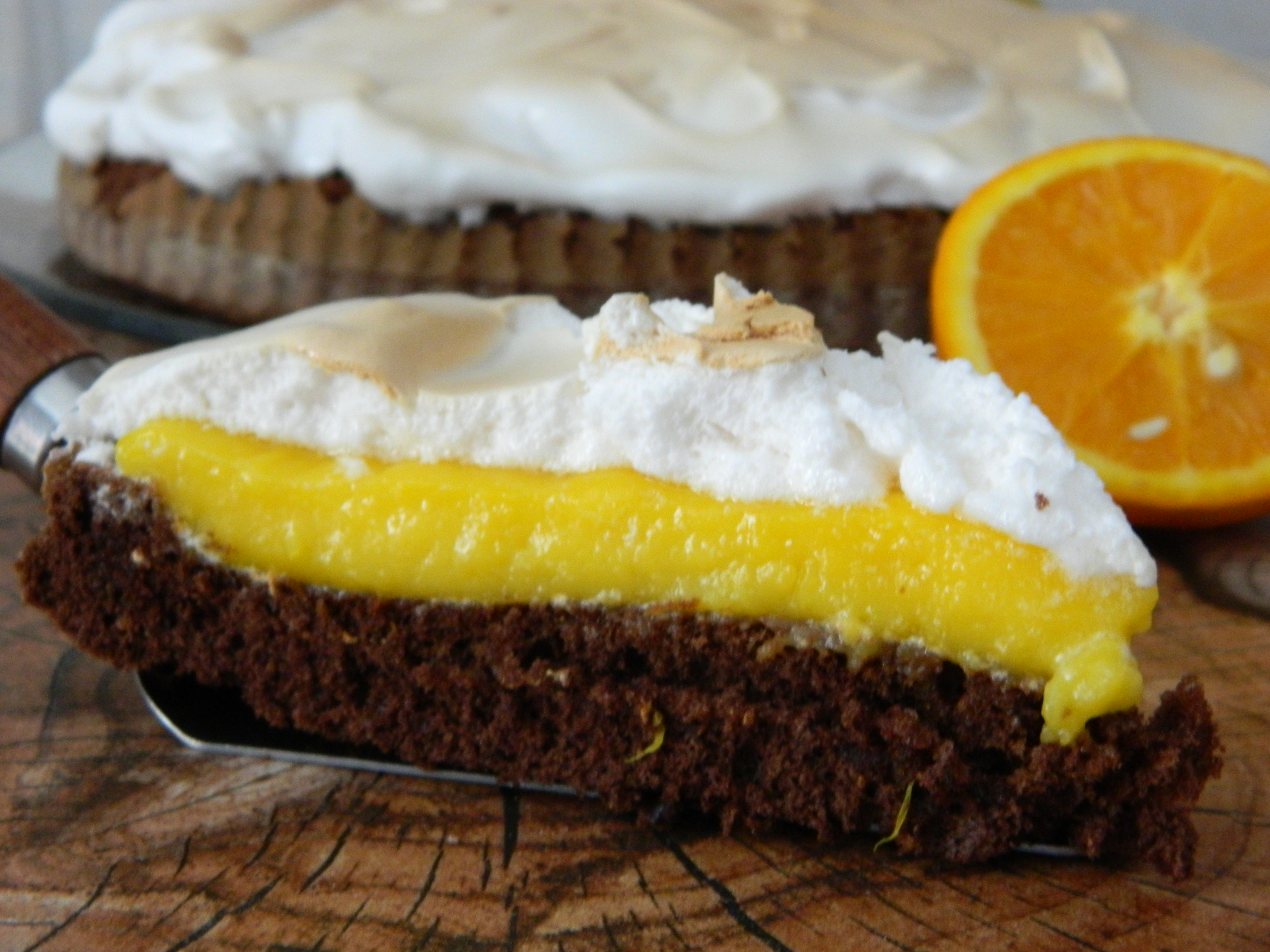 Desert tarta cu blat pufos, crema de portocale si bezea