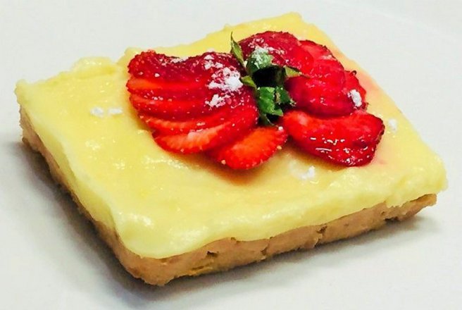 Desert tarta cu biscuiti, crema de vanilie si capsuni