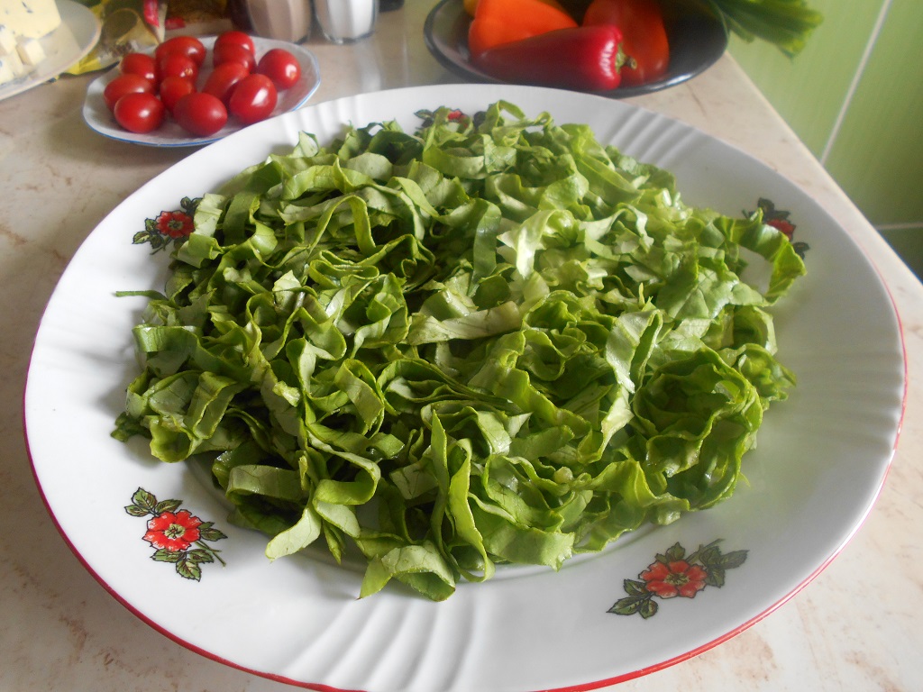 Salata cu tofu, ardei mini, ceapa verde si rosii cherry