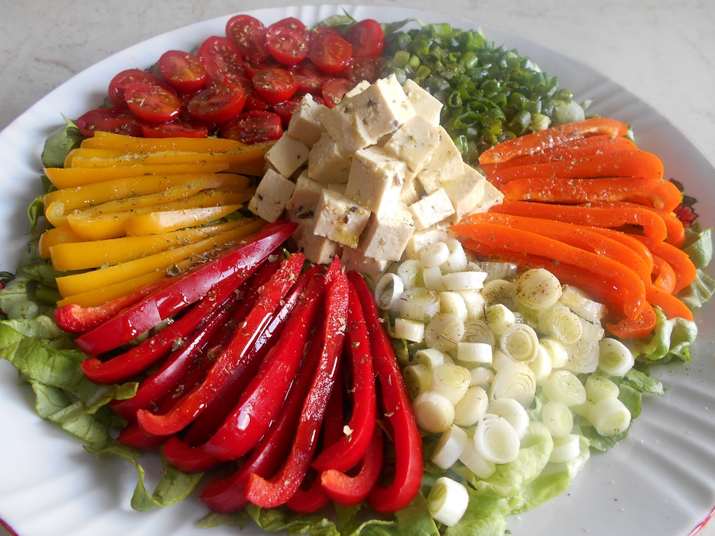 Salata cu tofu, ardei mini, ceapa verde si rosii cherry