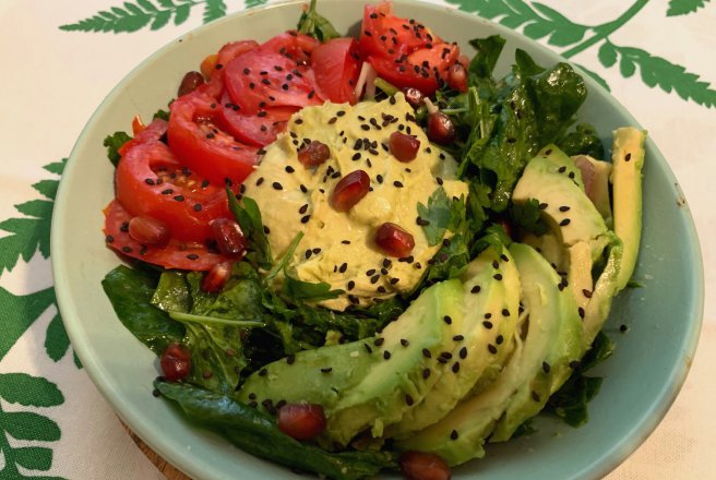 Salata de mangold cu humus, avocado si rosii