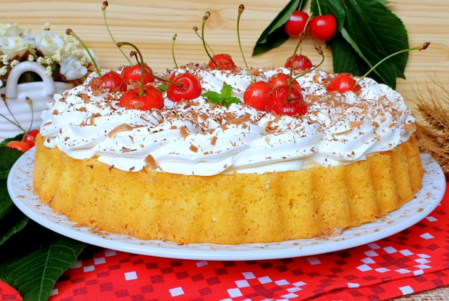 Desert tarta cu cirese si crema cu ciocolata alba