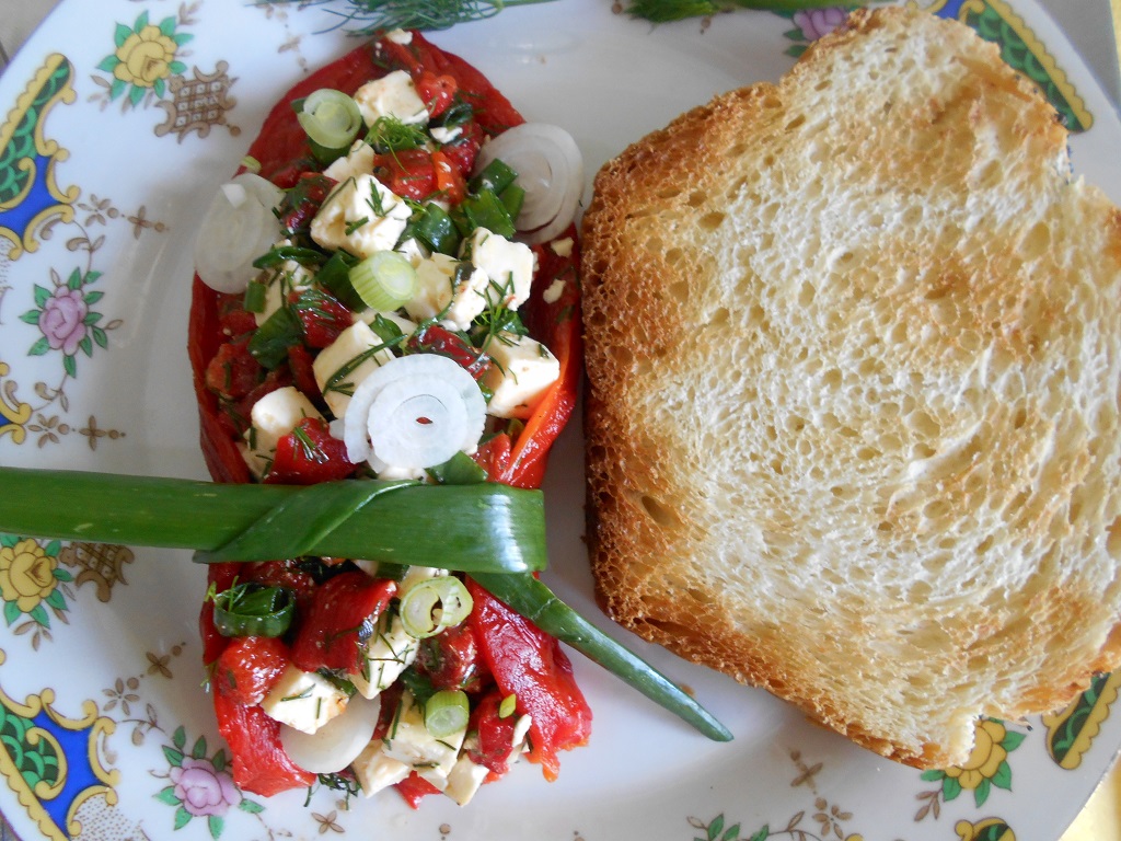 Salata de ardei capia copti, cu telemea si ceapa verde