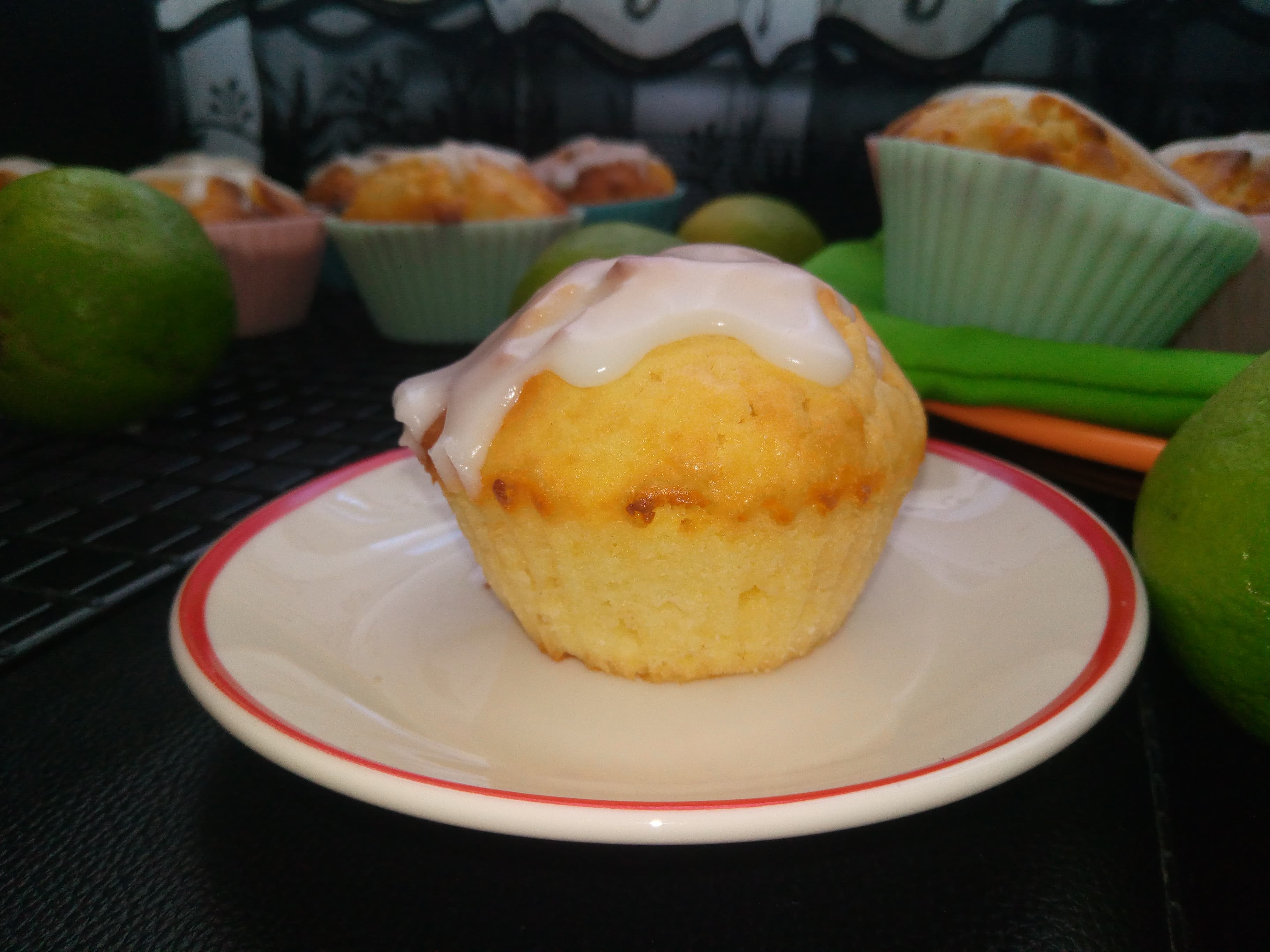 Desert muffins cu lime si ciocolata alba