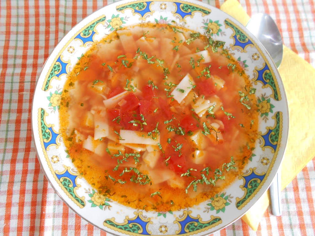 Ciorba de legume, cu suc de rosii si taitei lati