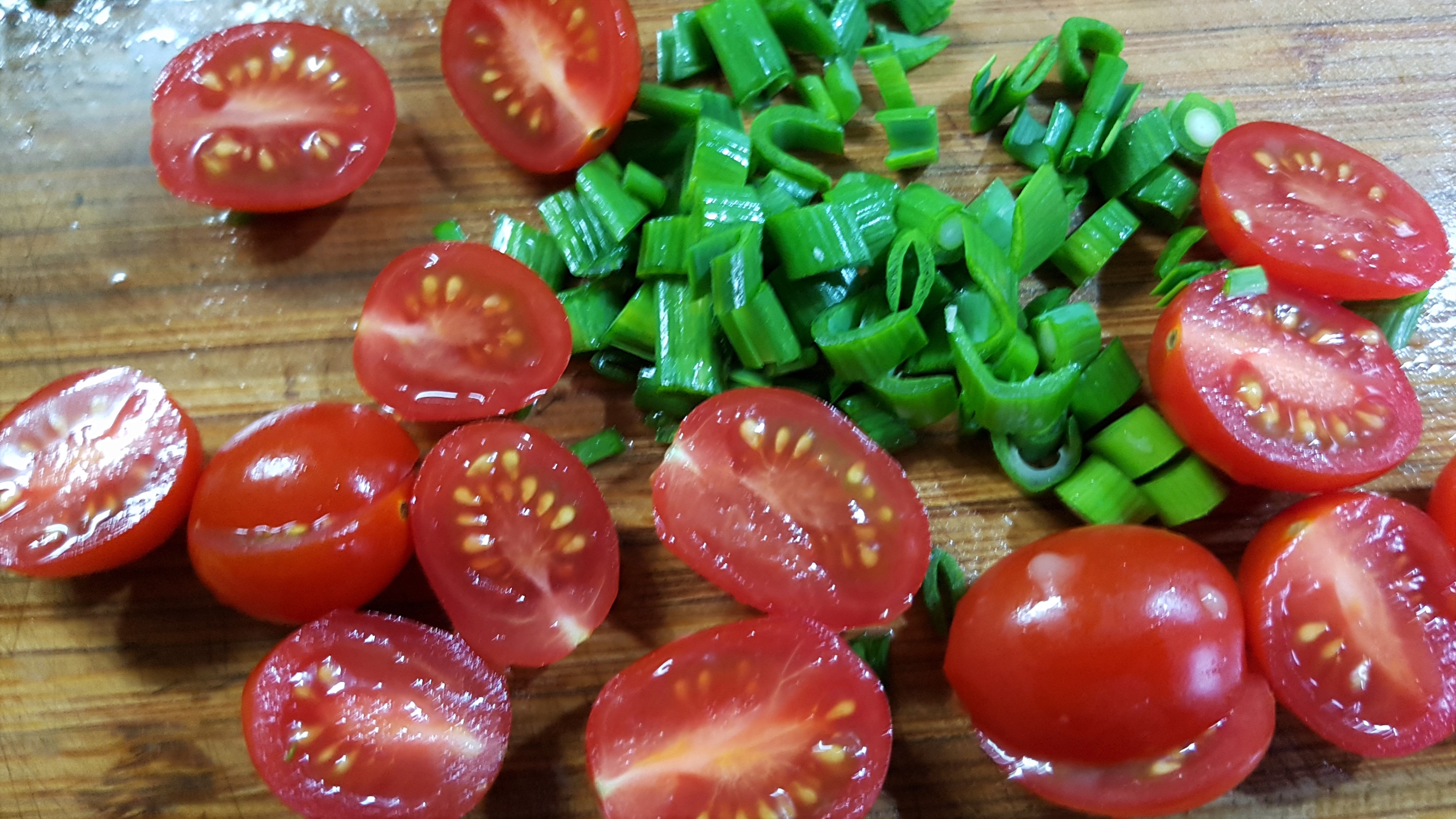 Foccacia cu cherry, usturoi verde si ierburi italiene