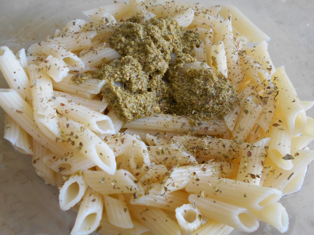 Salata mediteraneana, cu paste, ton, rosii cherry si pesto