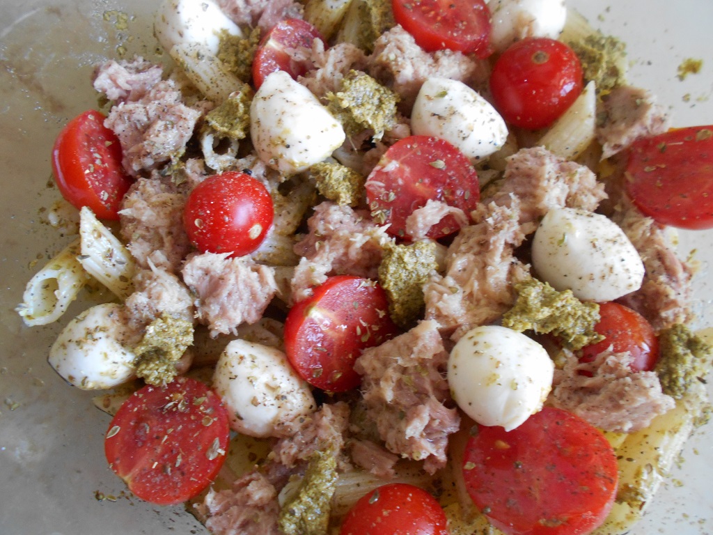 Salata mediteraneana, cu paste, ton, rosii cherry si pesto