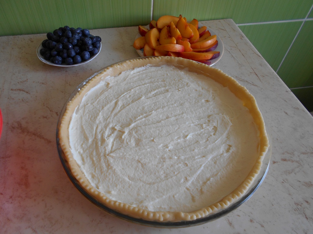 Desert tarta cu branza dulce, nectarine si afine