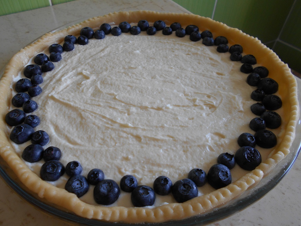 Desert tarta cu branza dulce, nectarine si afine