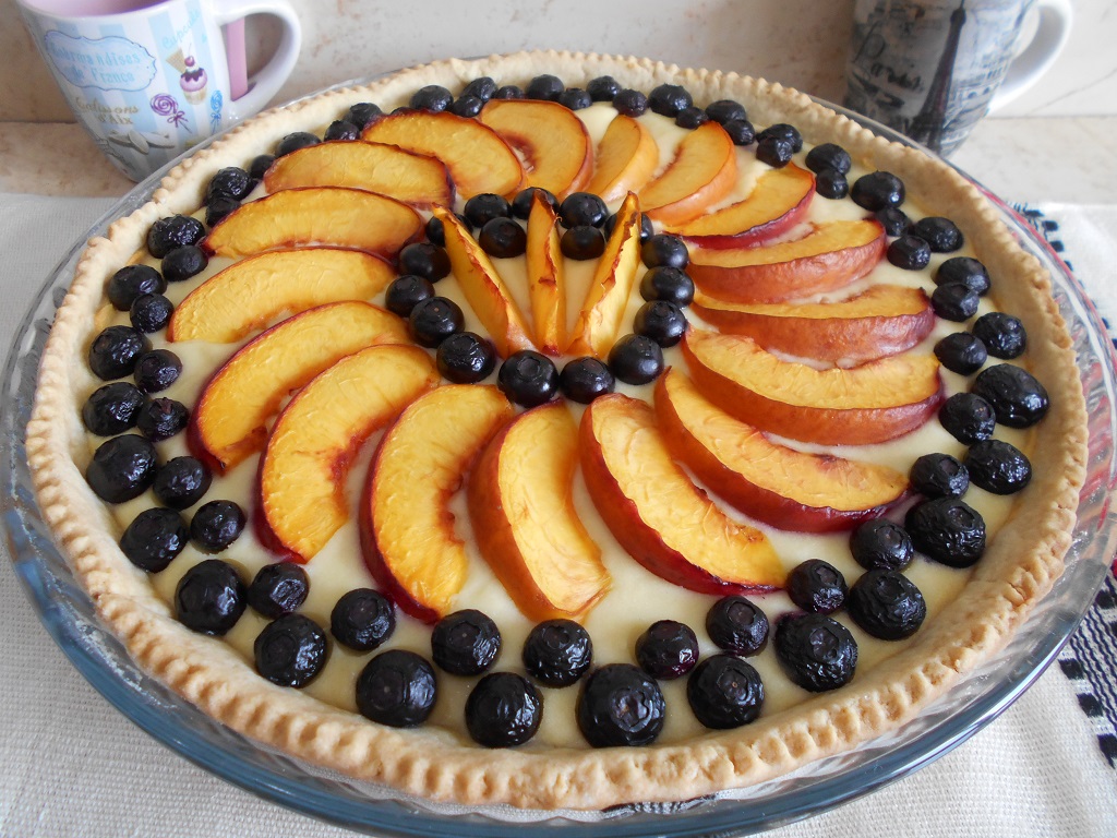 Desert tarta cu branza dulce, nectarine si afine