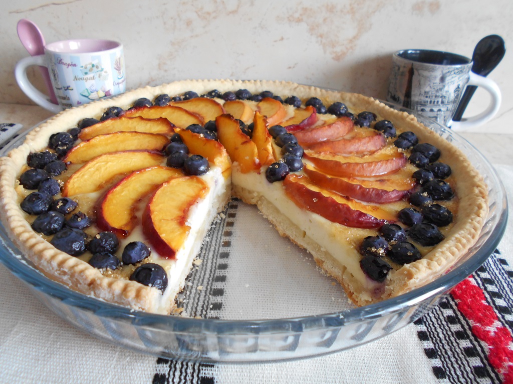 Desert tarta cu branza dulce, nectarine si afine