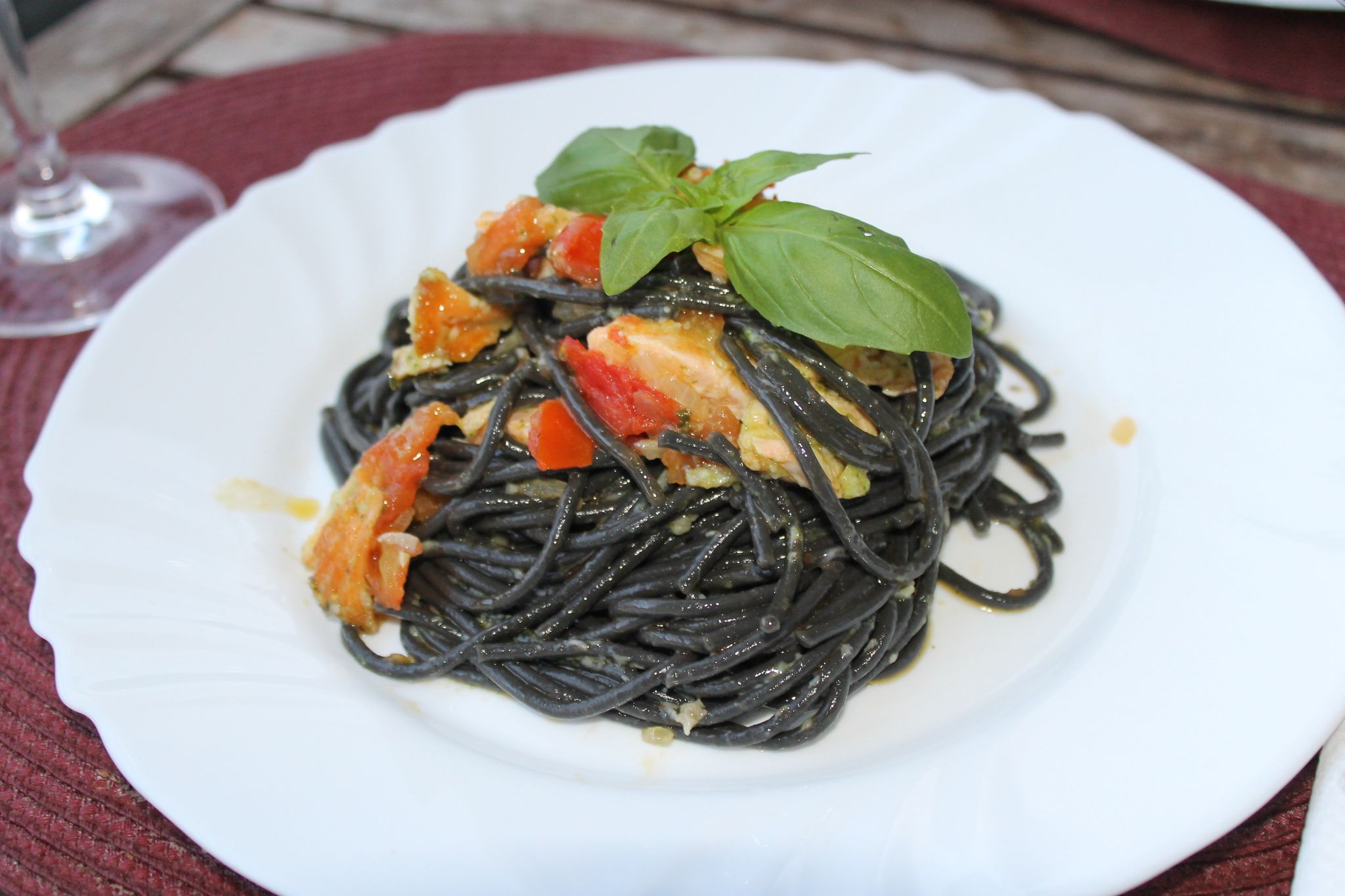 Paste negre cu somon si sos pesto