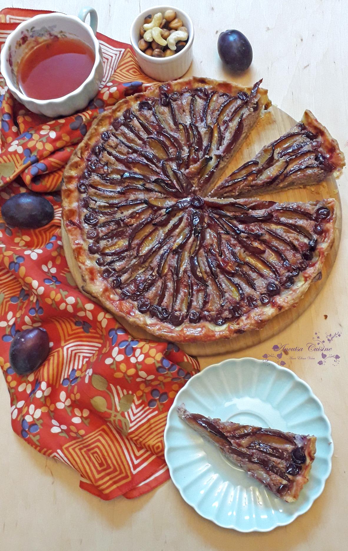 Desert tarta cu nuci, alune, prune si struguri