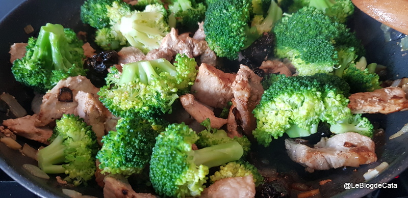 Carne de porc cu broccoli, crema de cocos si prune uscate