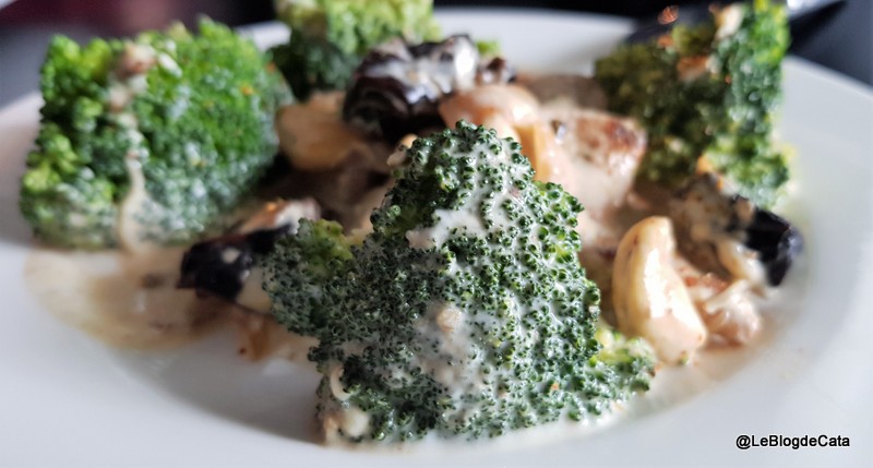 Carne de porc cu broccoli, crema de cocos si prune uscate