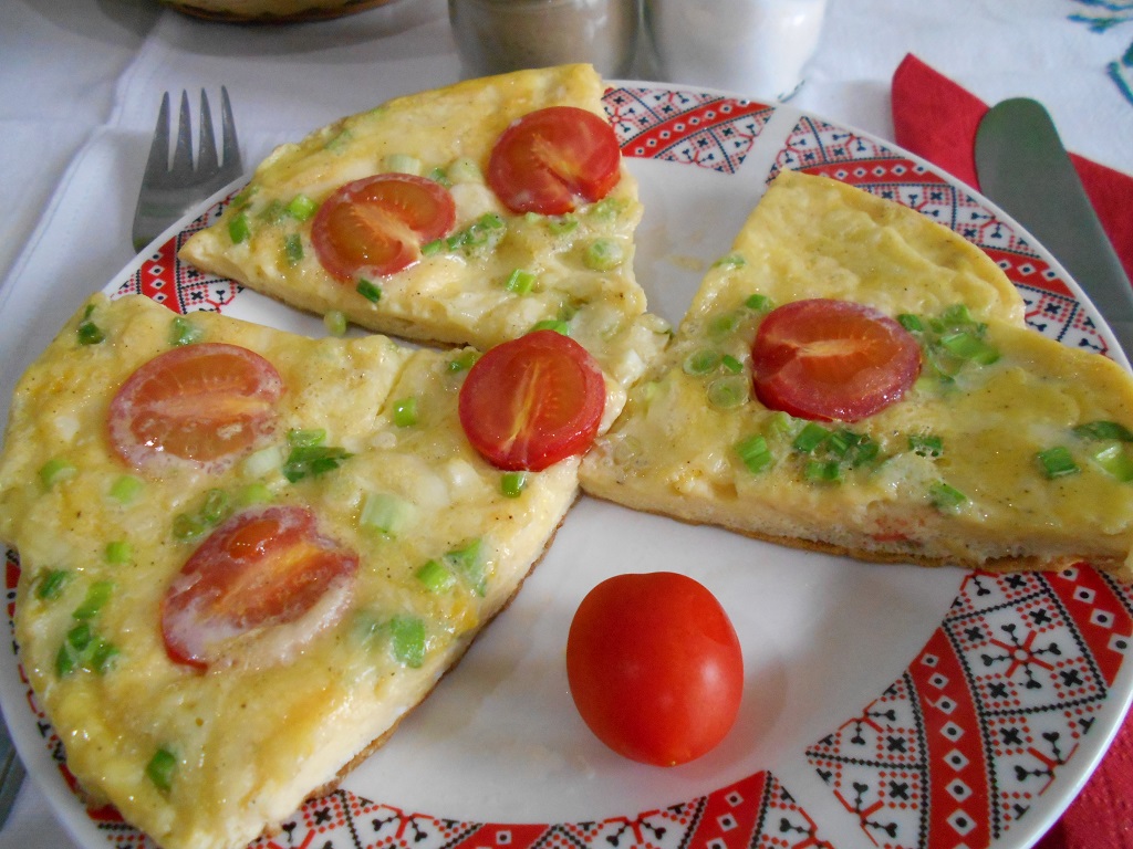 Omleta cu rosii cherry, mozzarella si ceapa verde