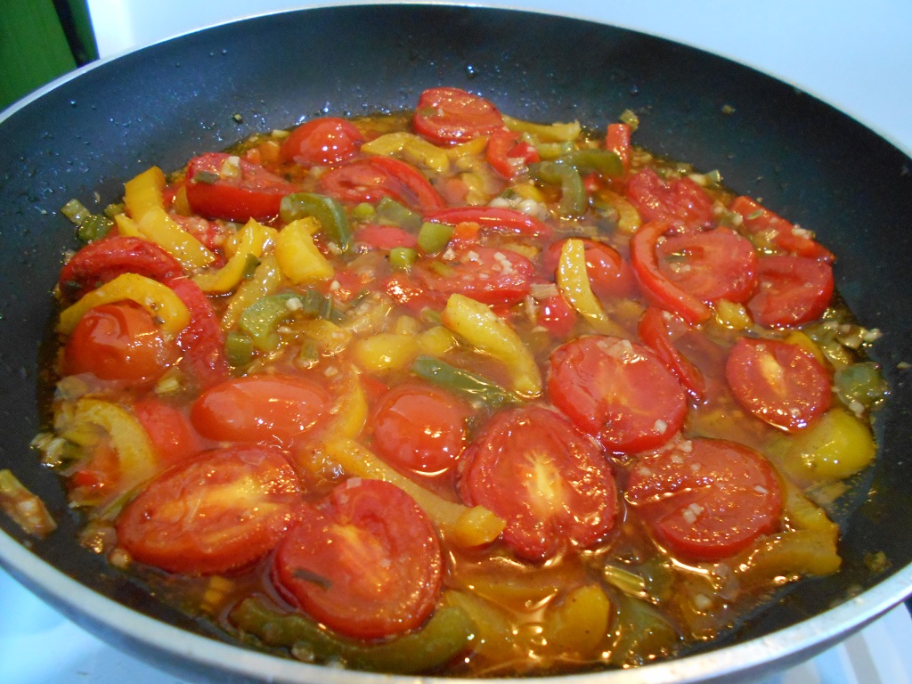 Salata calda de paste, cu legume si mozzarella