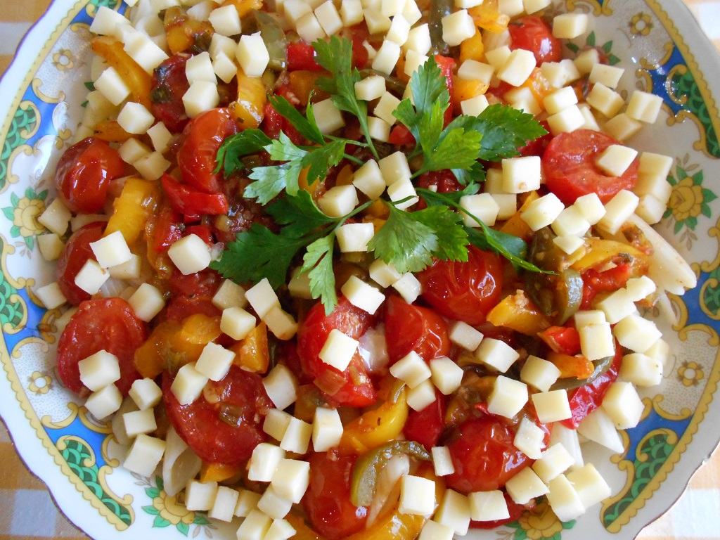 Salata calda de paste, cu legume si mozzarella