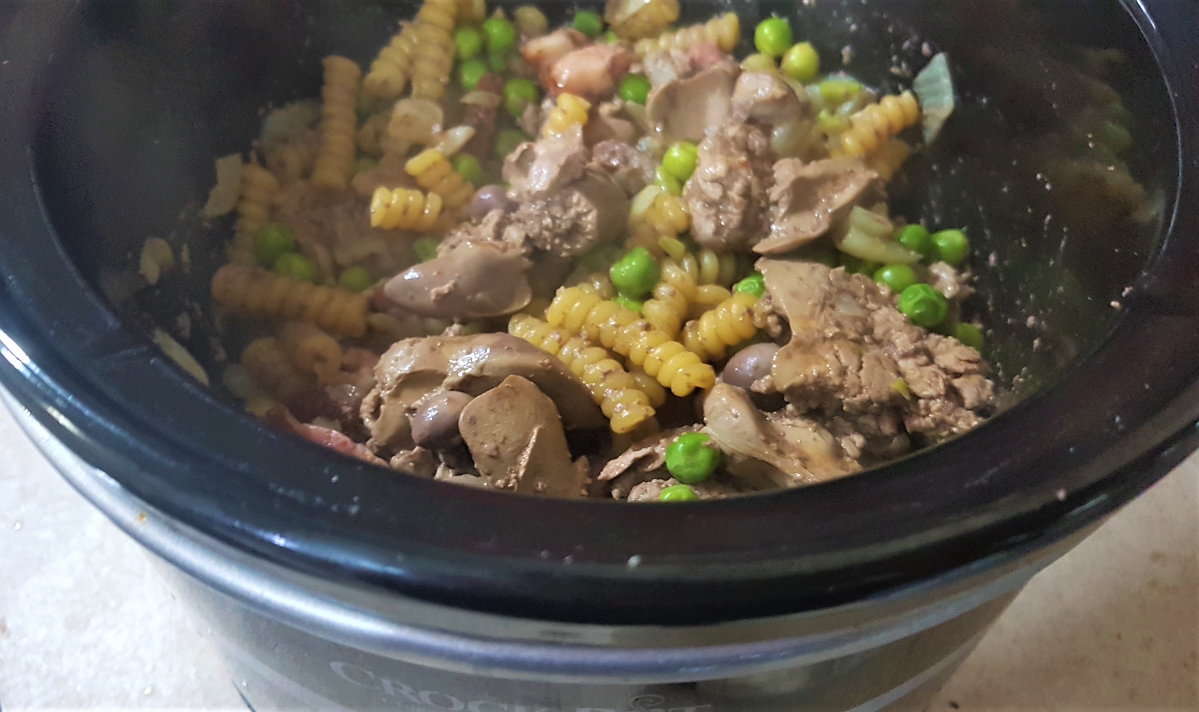 Ficatei de pui cu rigatoni si mazare la slow cooker Crock Pot