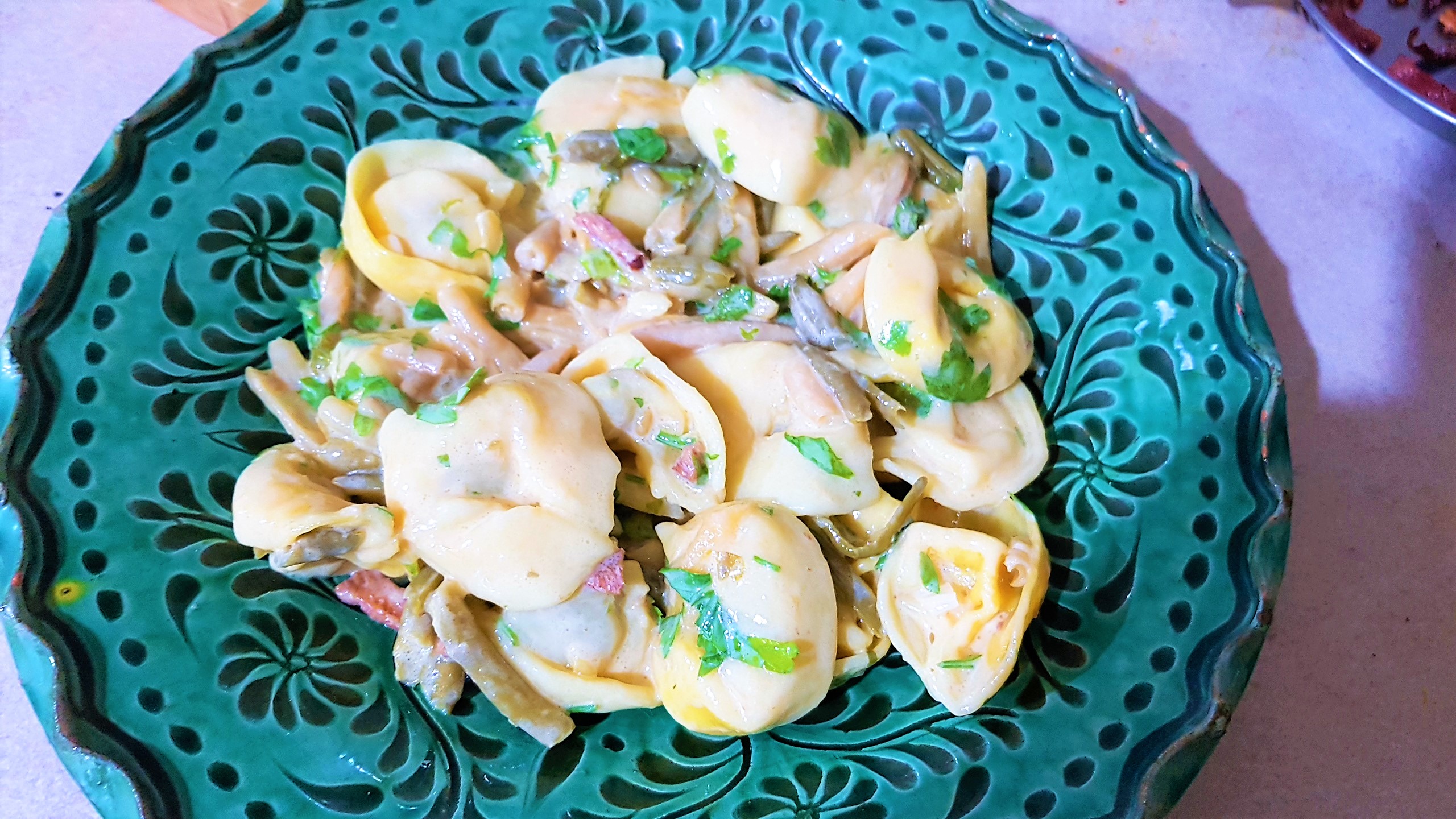 Tortellini cu sunca si sos Cheddar