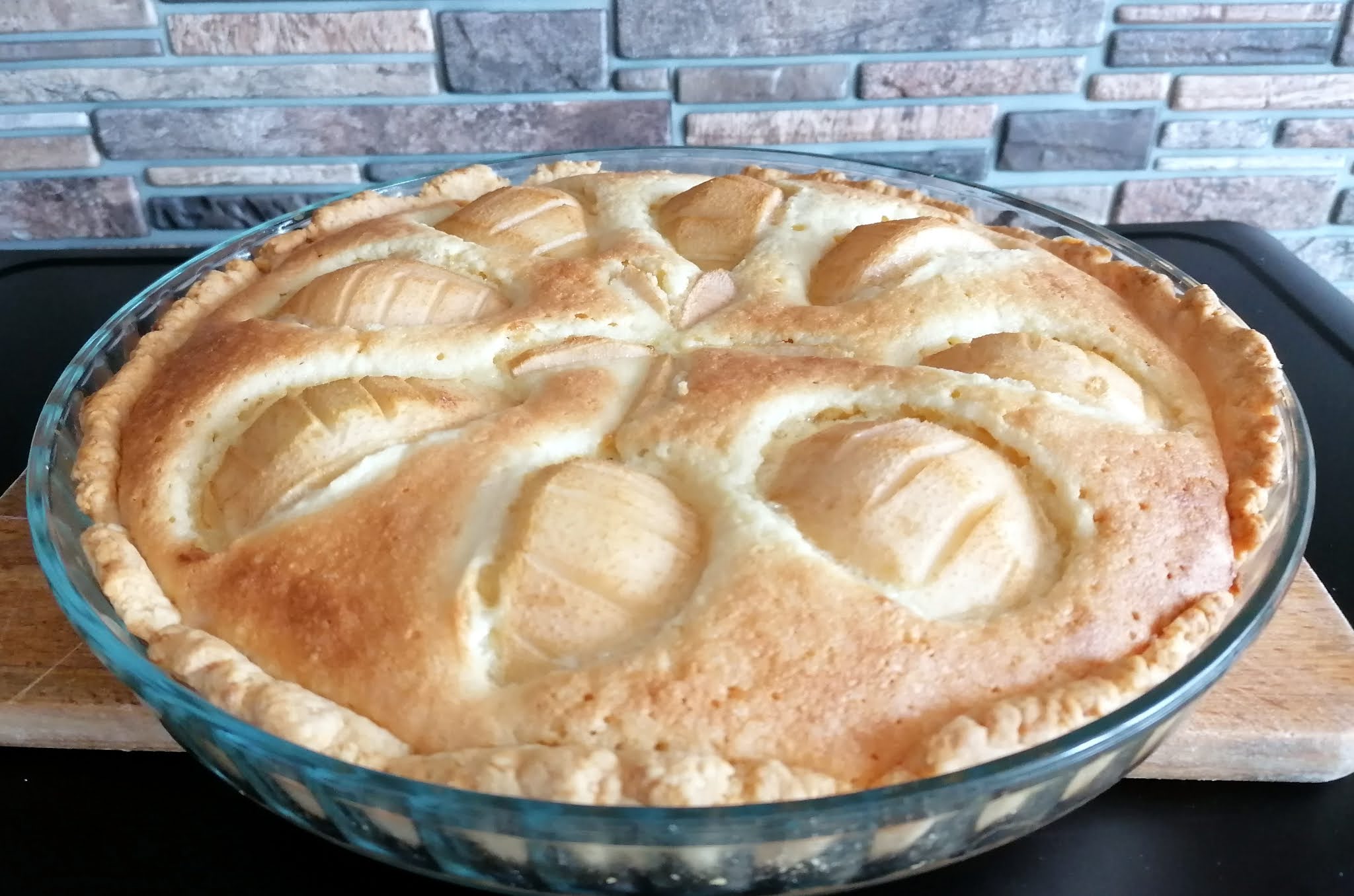 Desert tarta cu pere si crema frangipane