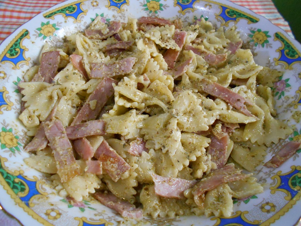 Farfalle cu sunca, in sos pesto