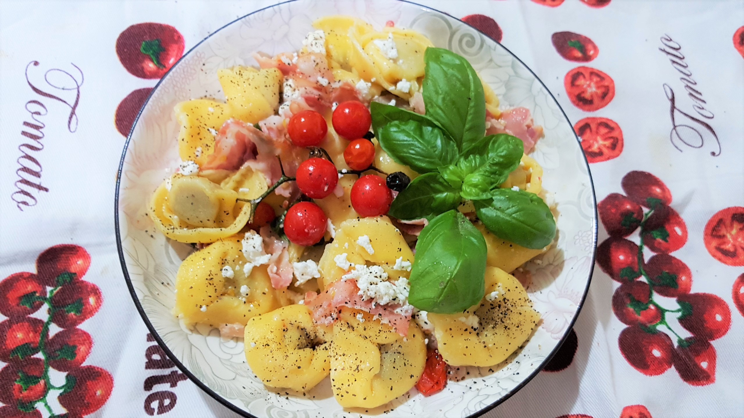 Tortellini cu prosciutto si feta