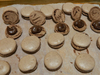 Desert macarons cu nuca, ciocolata si rom