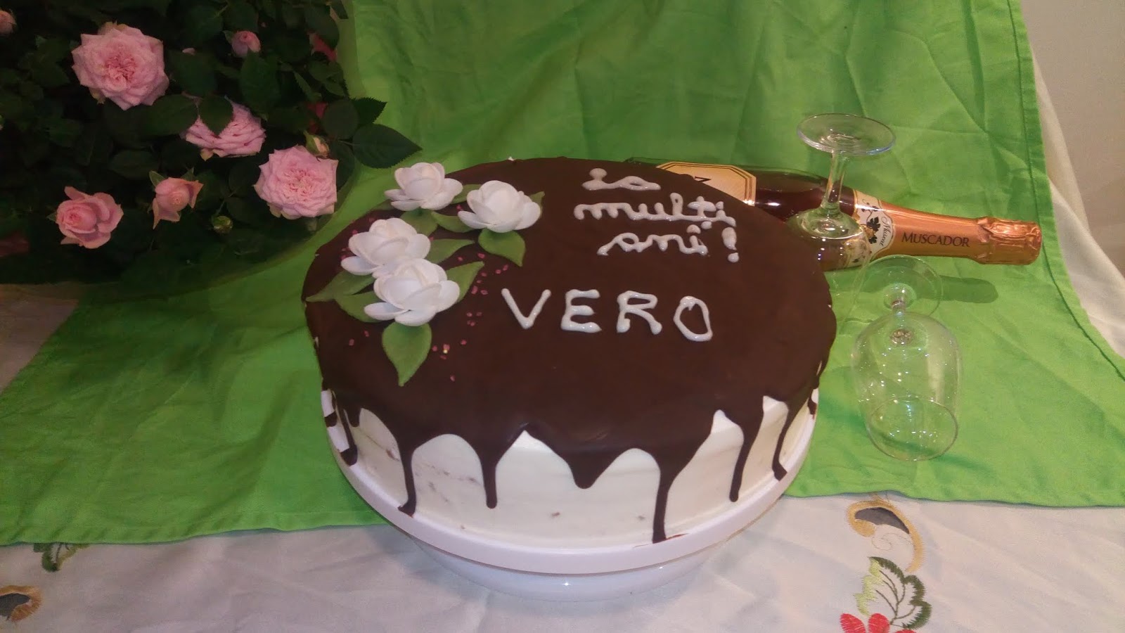 Desert tort cu mousse si jeleu de zmeura