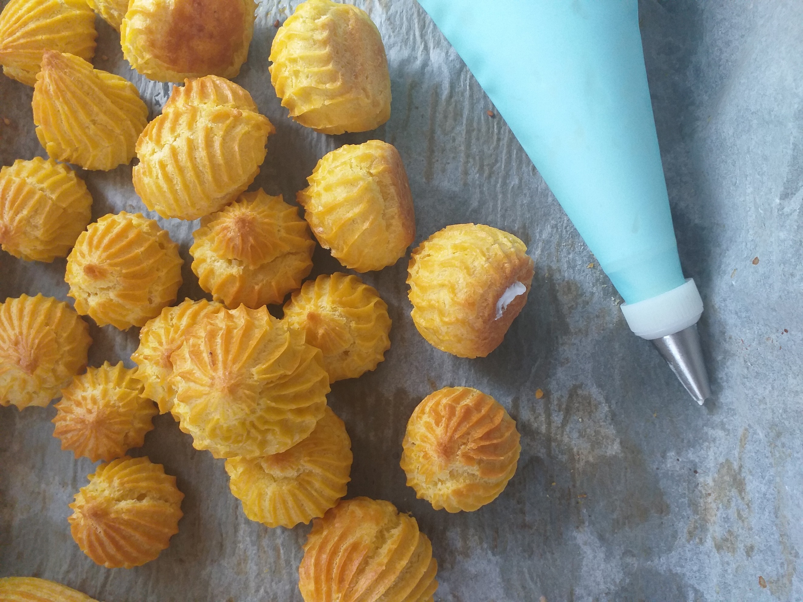 Desert tort cu choux-uri si mousse de caramel