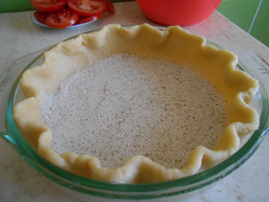 Tarta cu trei ardei tricolori si branzeturi