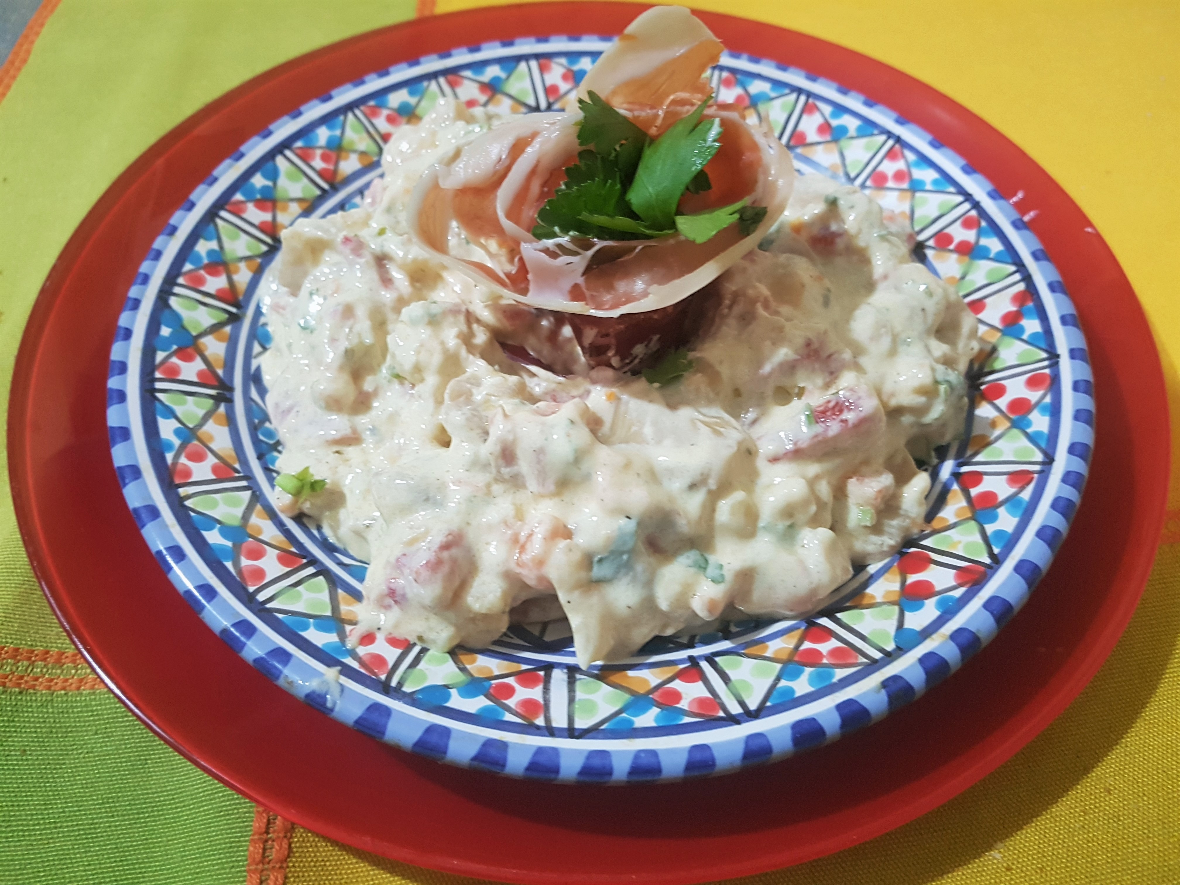 Salata de ciuperci cu smantana, jambon si ardei copti