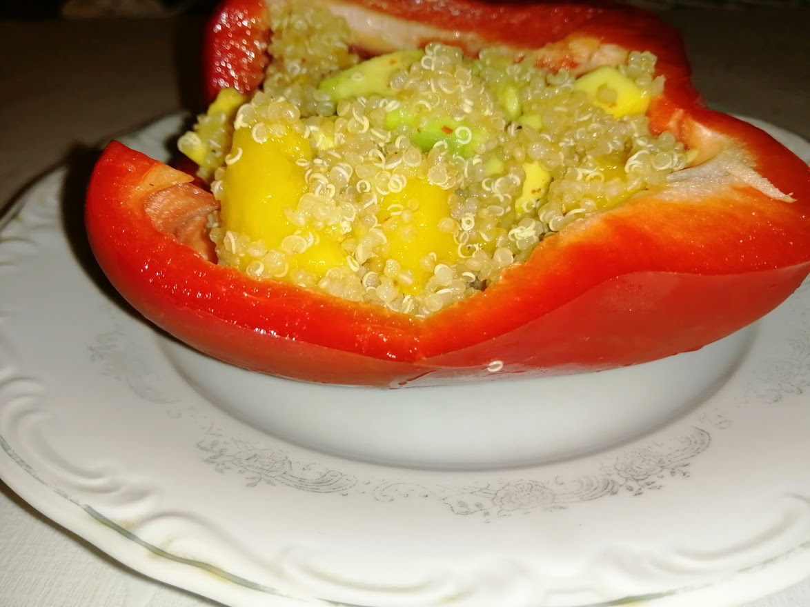 Ardei gras umplut cu quinoa, mango si avocado