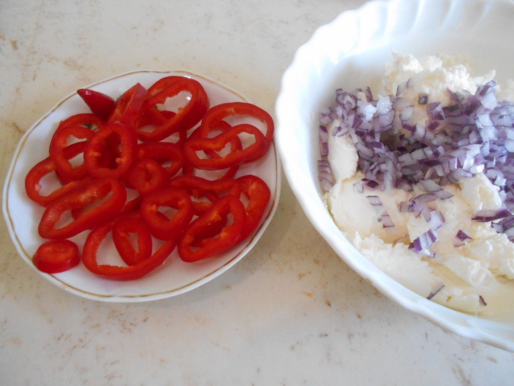 Aperitiv pasta tartinabila din branza de vaci, cu ceapa rosie si chimen