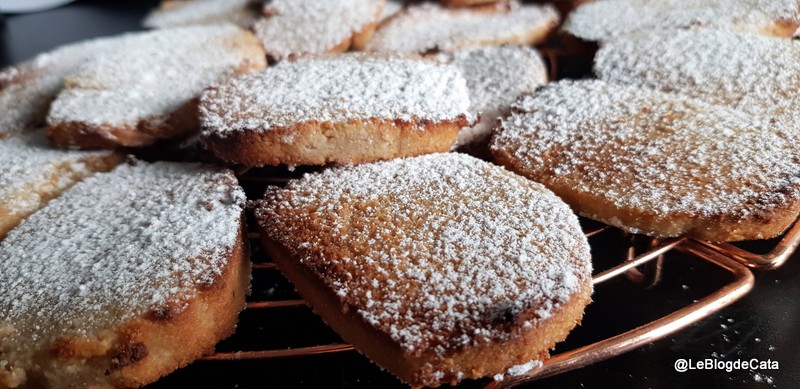 Desert biscuiti cu migdale si jeleu de gutui (fara gluten, low carb)