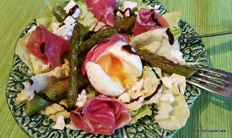 Salata cu sparanghel, feta si coppa