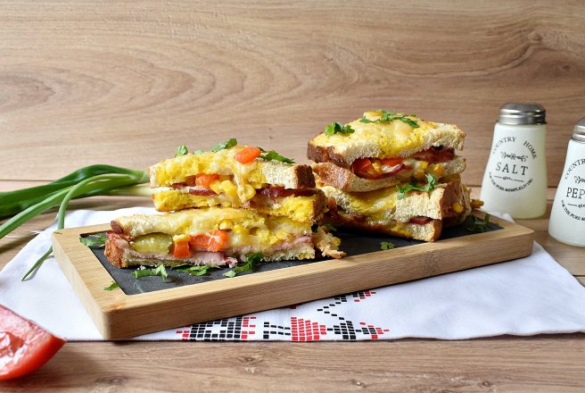 Sandwich-uri gratinate cu oua si cascaval