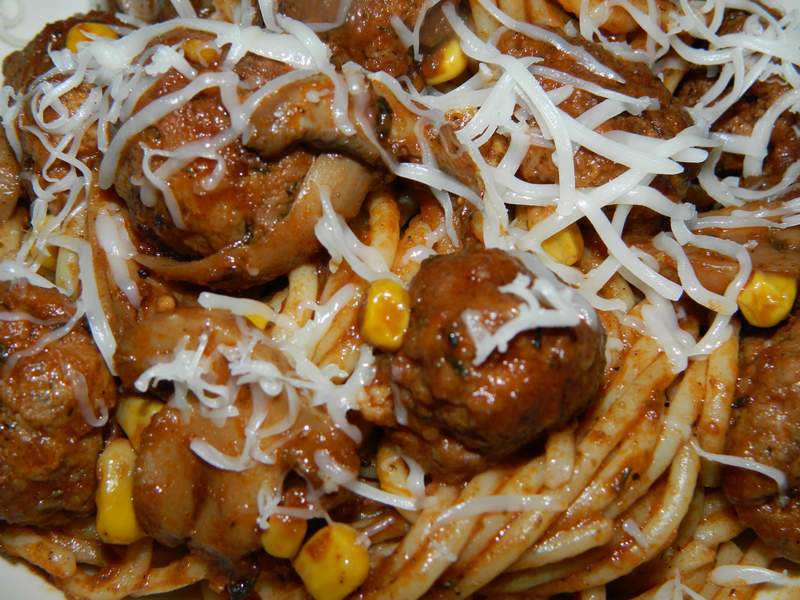 Spaghetti con le polpettine (spaghete cu chiftelute)