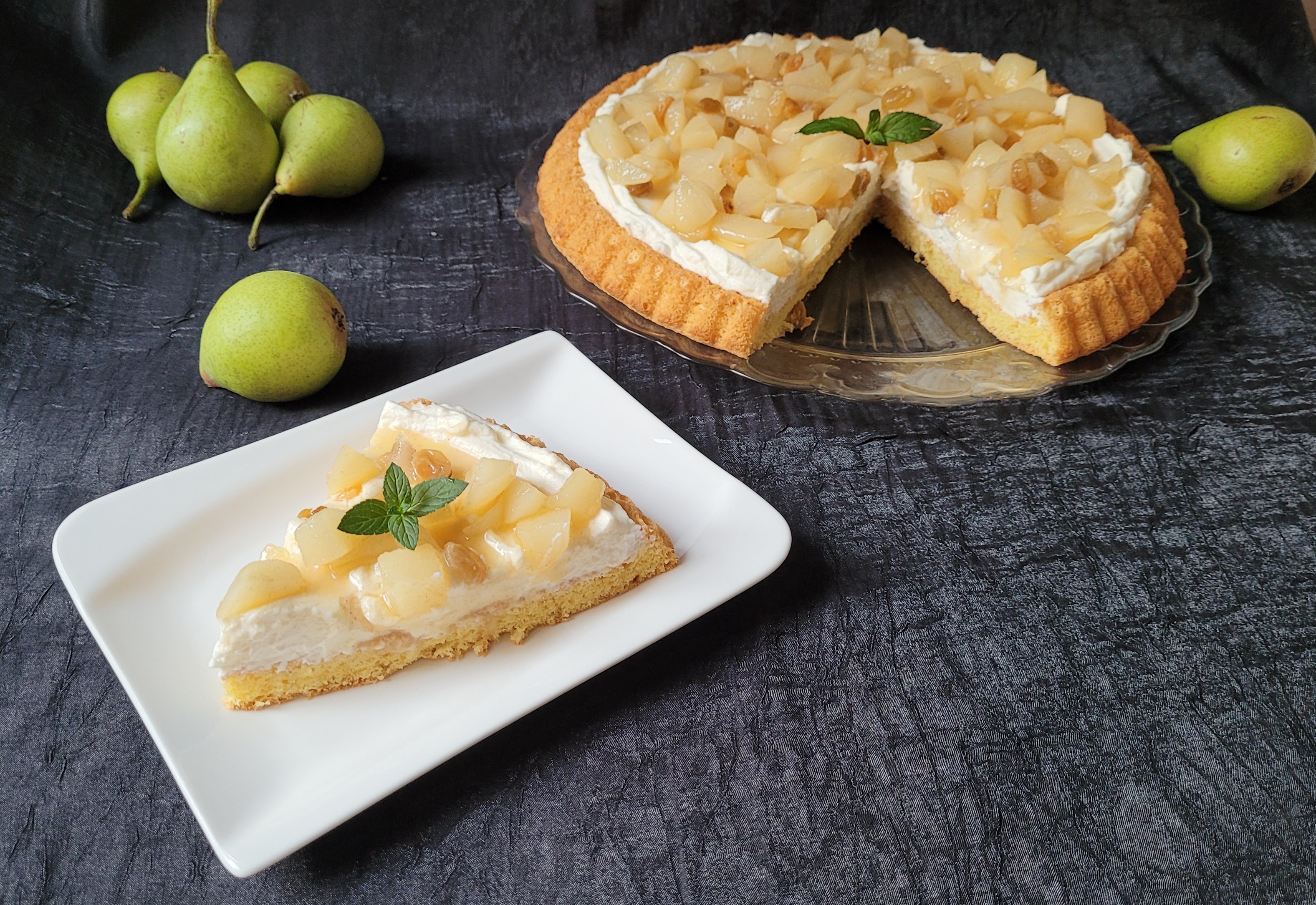 Desert tarta cu mascarpone si pere in sos caramel